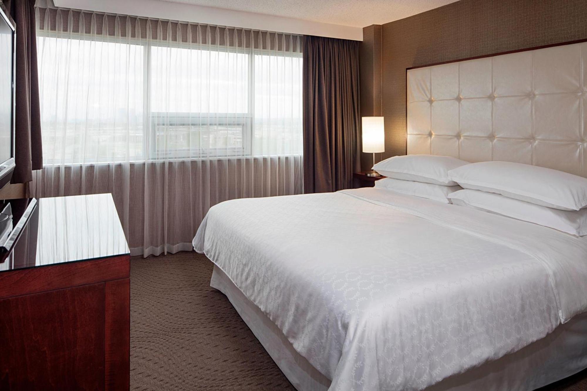 Sheraton Cavalier Calgary Hotel מראה חיצוני תמונה