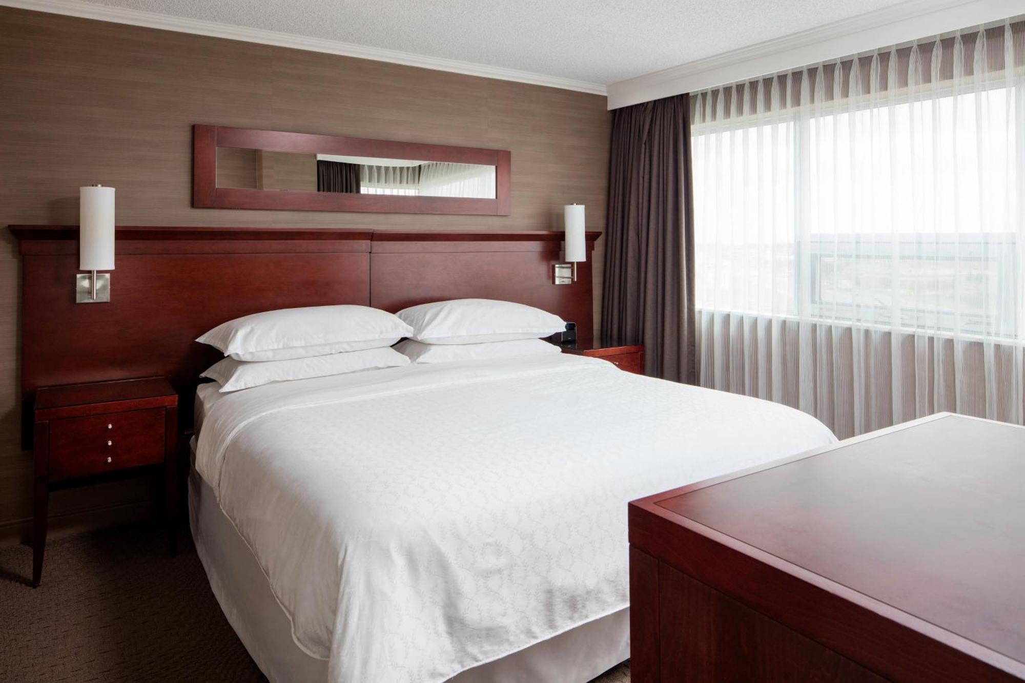 Sheraton Cavalier Calgary Hotel מראה חיצוני תמונה