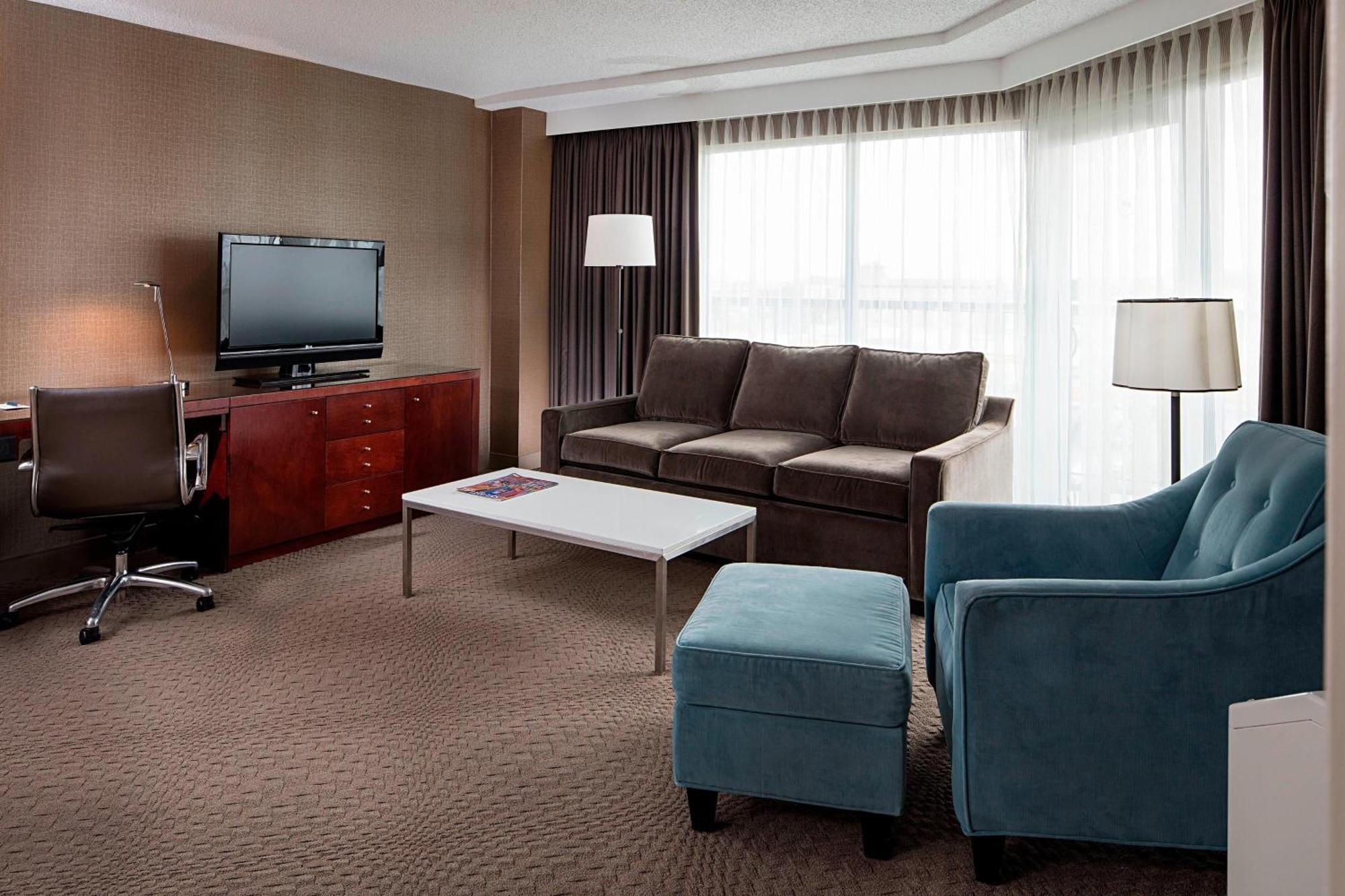 Sheraton Cavalier Calgary Hotel מראה חיצוני תמונה