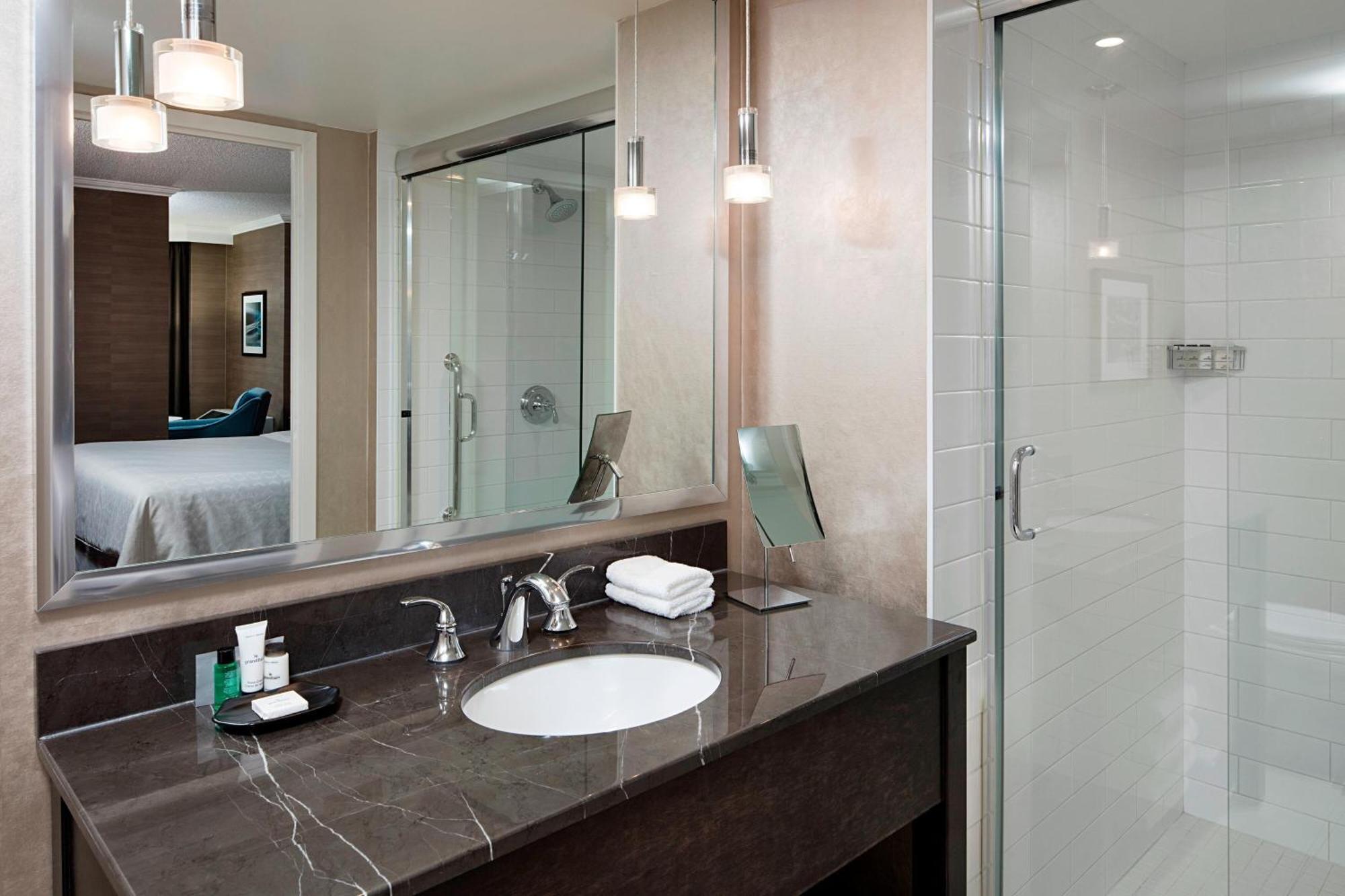 Sheraton Cavalier Calgary Hotel מראה חיצוני תמונה