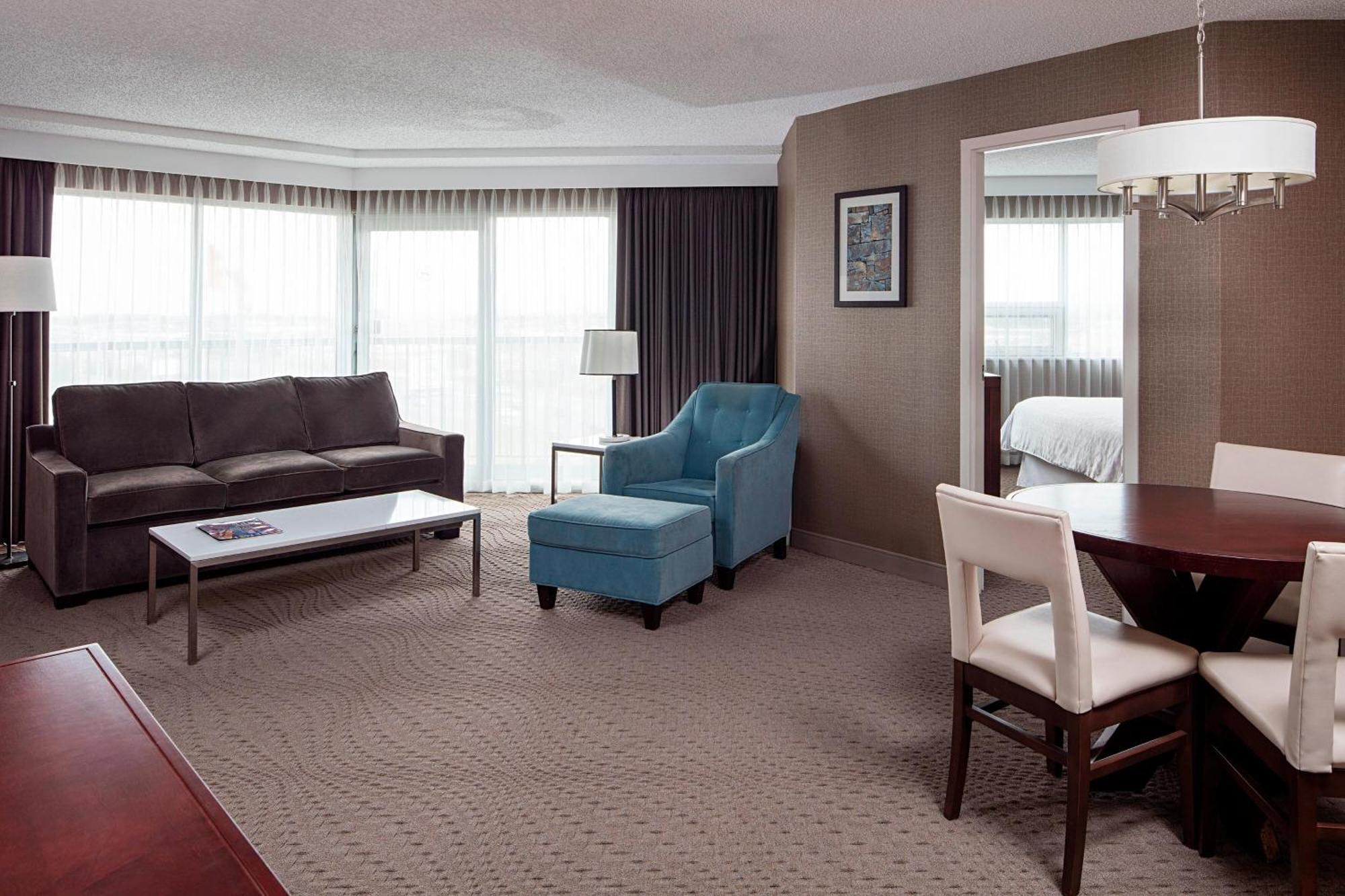 Sheraton Cavalier Calgary Hotel מראה חיצוני תמונה
