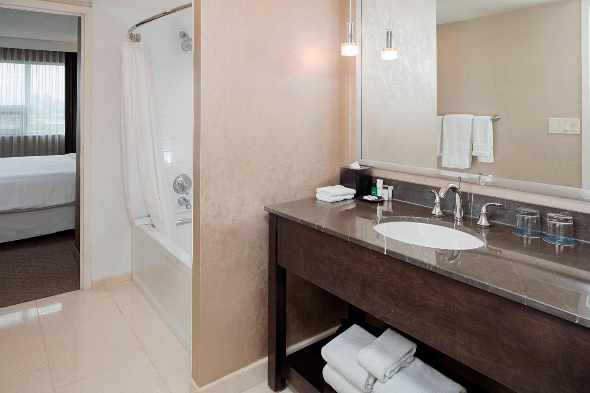 Sheraton Cavalier Calgary Hotel מראה חיצוני תמונה