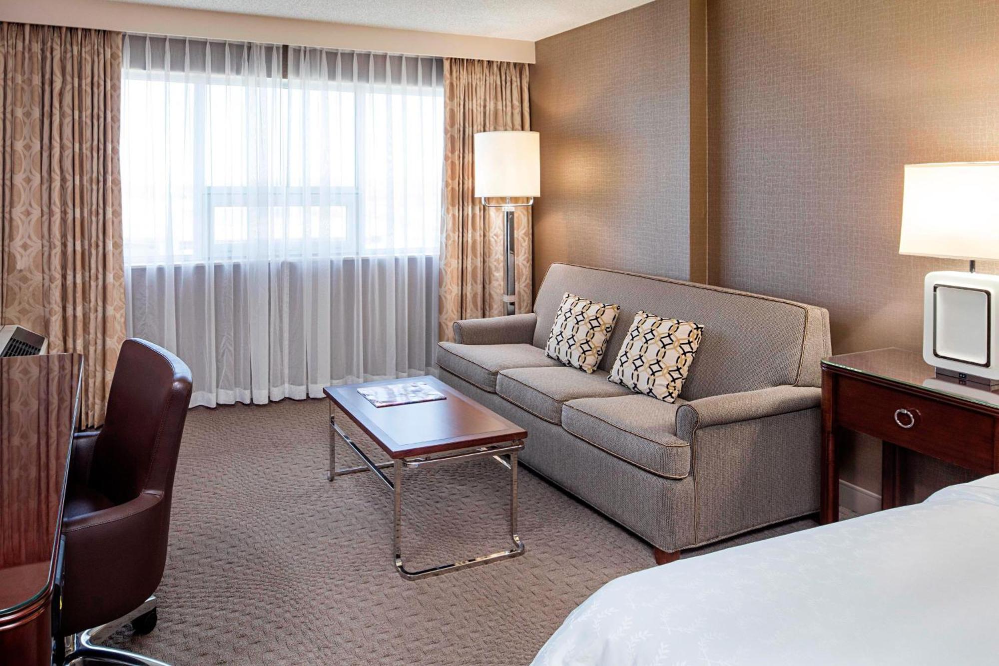 Sheraton Cavalier Calgary Hotel מראה חיצוני תמונה