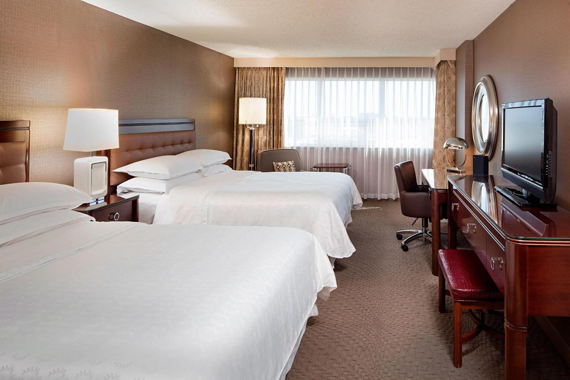 Sheraton Cavalier Calgary Hotel מראה חיצוני תמונה