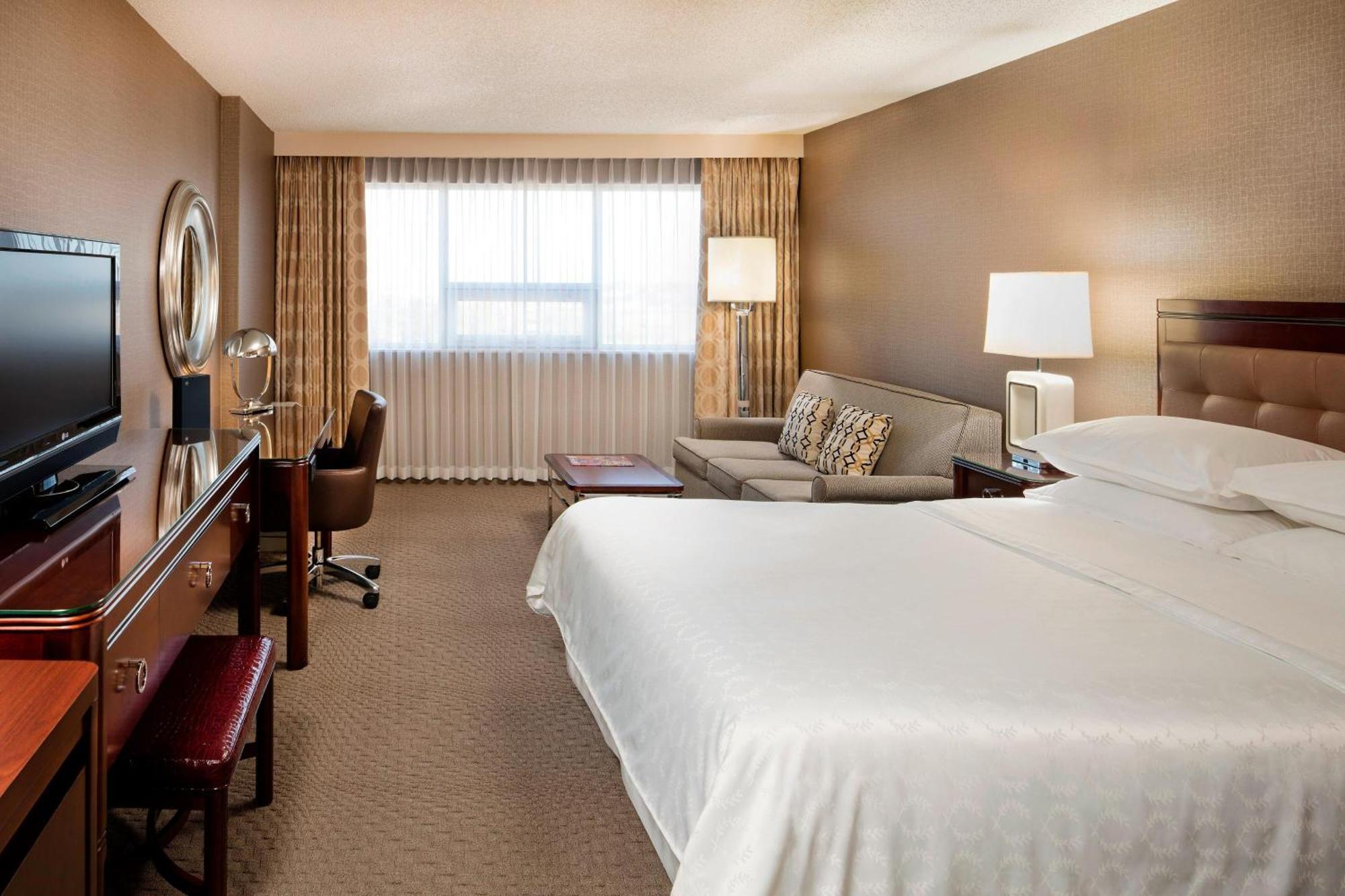 Sheraton Cavalier Calgary Hotel מראה חיצוני תמונה