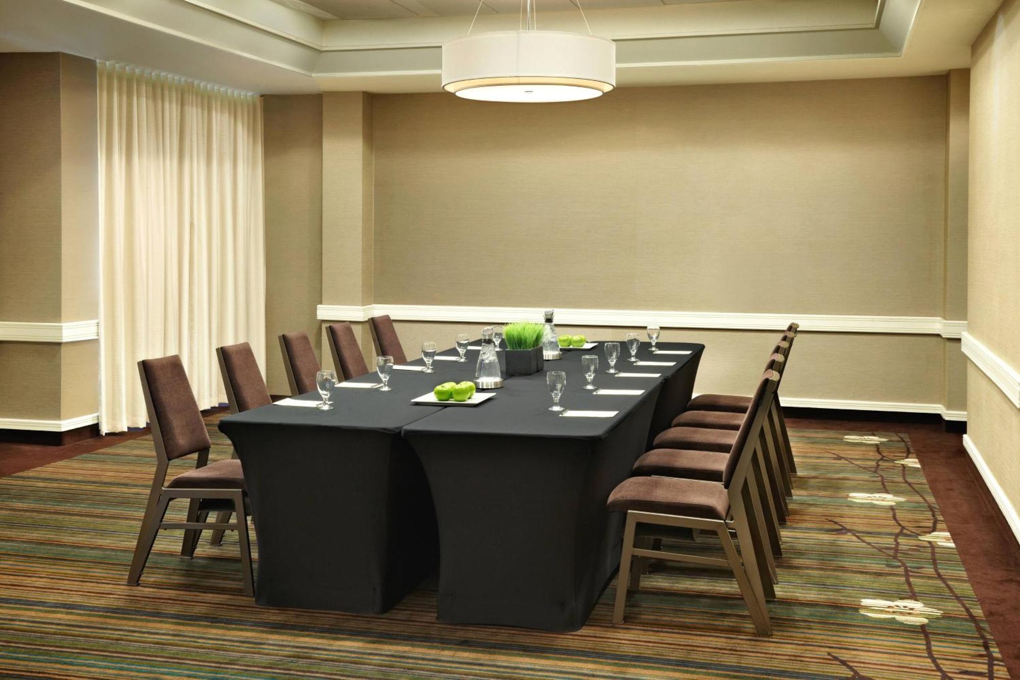 Sheraton Cavalier Calgary Hotel מראה חיצוני תמונה