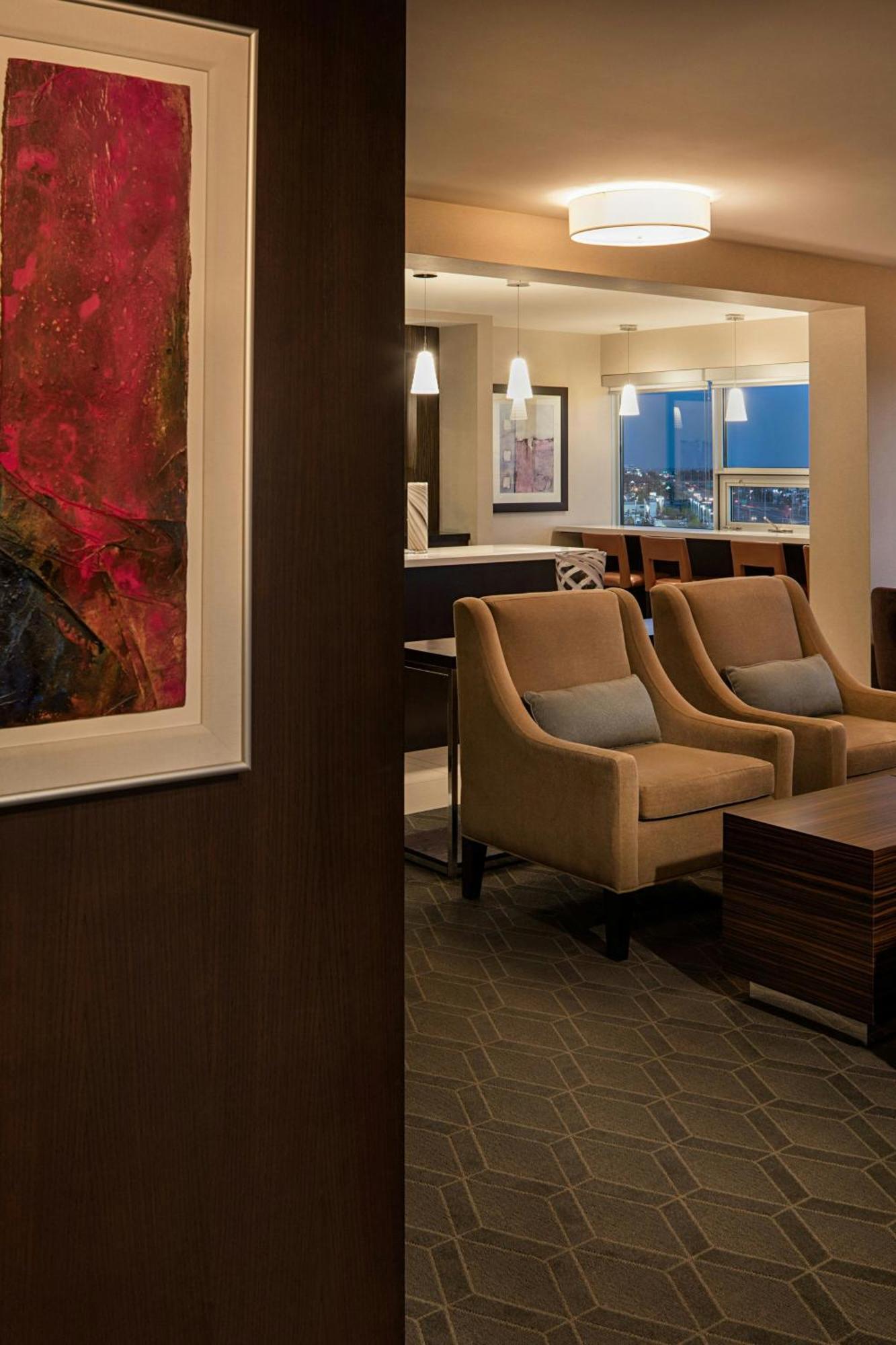 Sheraton Cavalier Calgary Hotel מראה חיצוני תמונה