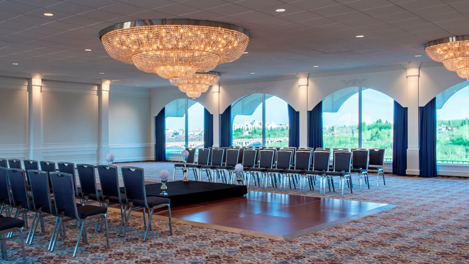 Sheraton Cavalier Calgary Hotel מראה חיצוני תמונה