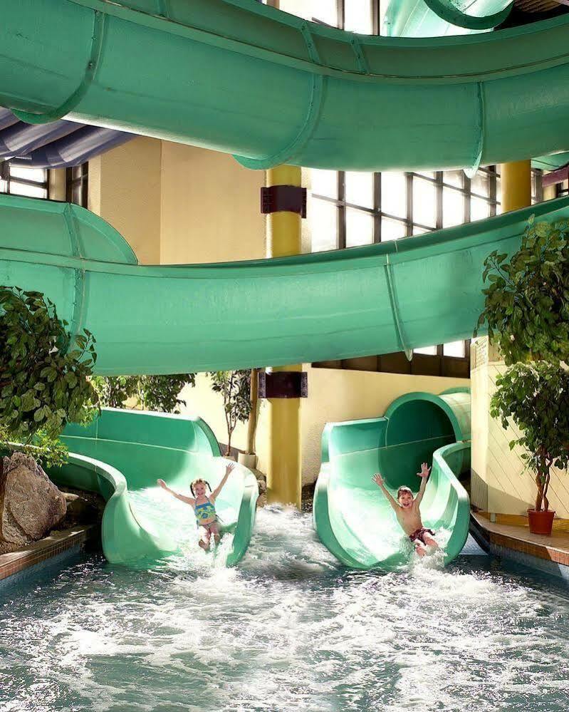 Sheraton Cavalier Calgary Hotel מראה חיצוני תמונה